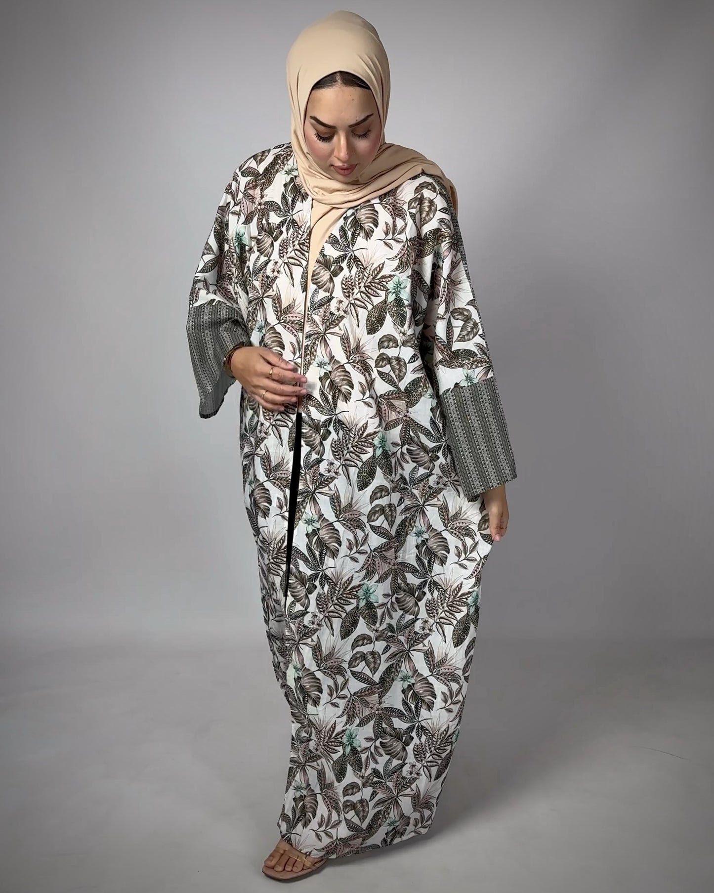 Minha Aura Open Abaya